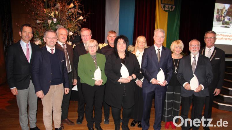 Vier Bürger erhielten den &quot;Turso&quot;-Orden. Unser Bild zeigt (von links) MdB Albert Rupprecht, Landtagsvizepräsident Tobias Reiß, Landrat Roland Grillmeier, Franz und Rita Krapf, Thomas und Kathrin Schramm, Barbara Schattauer-Züllich und Christian Züllich, Lydia Bötzl und Günter Pöhnitzsch sowie Bürgermeister Franz Stahl. Bild: kro
