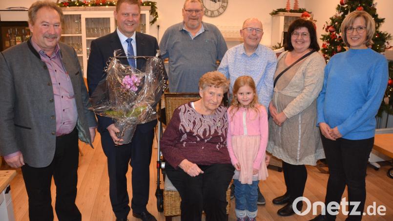 Irmgard Brandl (sitzend, neben der siebenjährigen Urenkelin Lena) feierte am Samstag ihren 90. Geburtstag. Mit im Bild (von links) Sohn Johann, Bürgermeister Stefan Grillmeier sowie die Kinder Lothar, Arthur, Gaby und Karin. Bild: jr