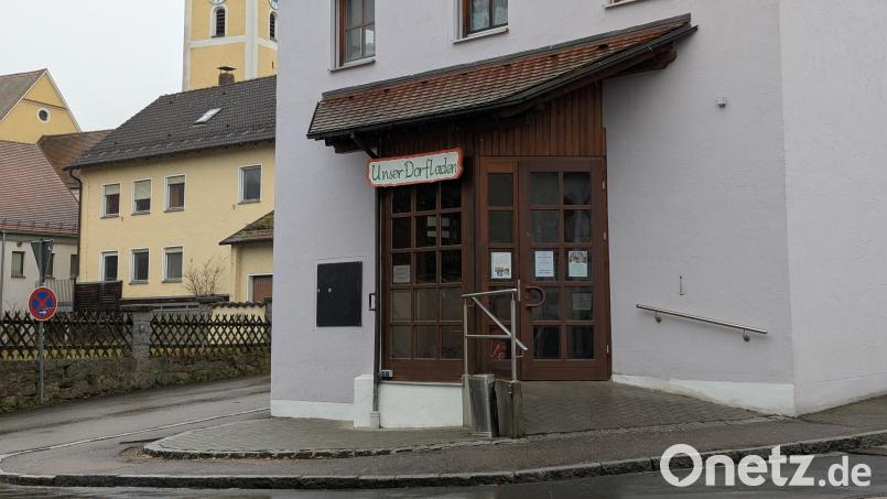 Die Lichter sind aus, die Türen zu: Seit Anfang des Jahres hat der Dorfladen in Altendorf geschlossen. Bild: wrl