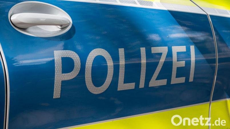 Polizeibeamte haben in Sulzbach-Rosenberg einen 22-jährigen Fahrer kontrolliert. Bild: Daniel Vogl/dpa