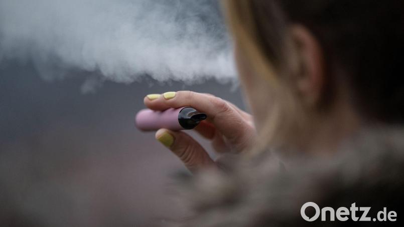 Eine 15-Jährige ist mit einer E-Zigarette erwischt worden. Bild: Marijan Murat/dpa