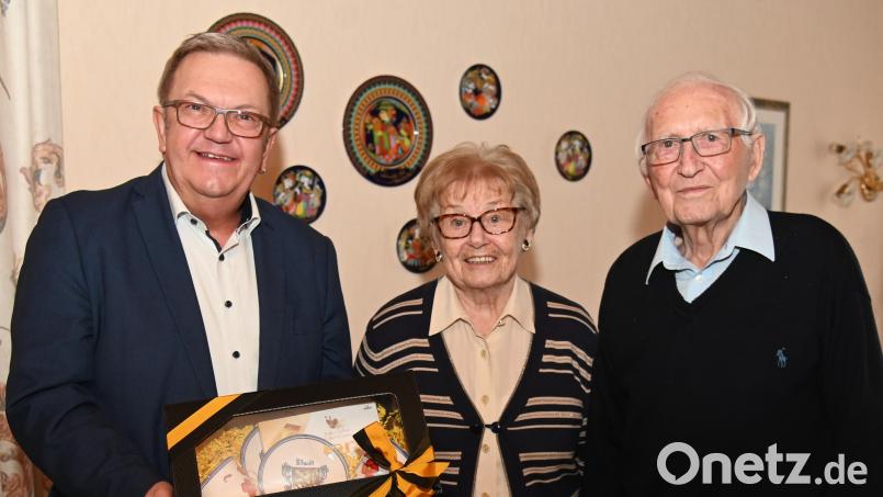 Seit 70 Jahren sind Gretel und Klaus Mosler verheiratet, &quot;ein ausgesprochen seltener Anlass&quot;, so Bürgermeister Martin Preuß (links), der namens des Oberbürgermeisters und des Amberger Stadtrates mit einem handbemalten Kaffeeservice gratulierte. Bild: gf