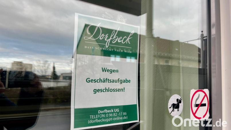 Ein Zettel weist darauf hin, dass die Weidener Bäckerei Dorfbeck im Rehbühl dicht gemacht hat. Der Grund ist die vorläufige Insolvenz. Bild: Gabi Schönberger