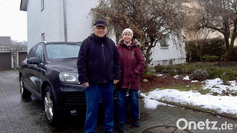 Ingeborg und Herbert Duschl mit dem VW-Touareg, der im Schnee steckengeblieben ist. Bild: Familie Duschl