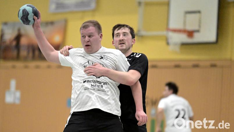 Philipp Lulla (rechts) von der HG Amberg hat Christian Held (links) von der HSG Nabburg/Schwarzenfeld fest im Griff. Am Samstag treffen die beiden Teams in Amberg wieder aufeinander. Bild: Hubert Ziegler
