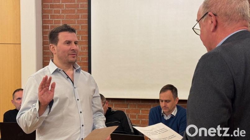 Florian Fischer (links) leistet vor Bürgermeister Roland Strehl seinen Amtseid als neuer Gemeinderat der CSU im Gemeinderat Kümmersbruck. Er ist der Nachfolger von Harald Schwartz, der sein Mandat Ende vergangenen Jahres zurückgegeben hat. Bild: Heike Unger