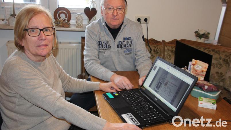 Heimatkreis-Vorsitzende Regine Löffler-Klemsche mit ihrem Ehemann am Computer beim Archivieren der vielen Bilder und Dokumente. Bild: kro