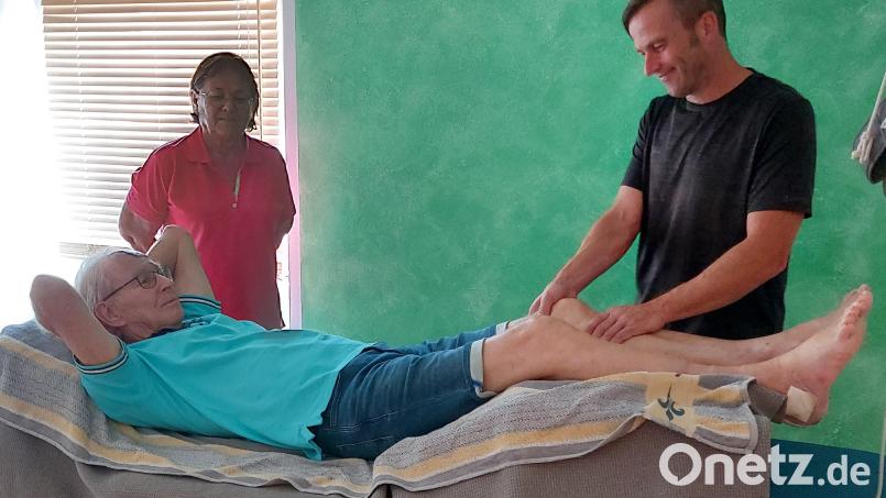 Eine Freiwillige der Nachbarschaftshilfe Weiherhammer begleitet einen Senior zur Physiotherapie. Bild: Gerhard Müller