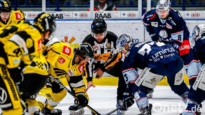 Auch am Freitagabend ein spannendes Duell: Ex-NHL-Profi Jonathan Matsumoto (Mitte, links) von den Krefeld Pinguinen gegen Thomas Rubes (Mitte, rechts) von den Blue Devils. Archivbild: Werner Möller