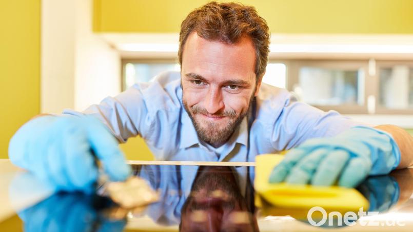 Eine halbe Stunde Putzen allgemein verbraucht schon 121 Kilokalorien. Symbolbild: Robert Kneschke  –  stock.adobe.com