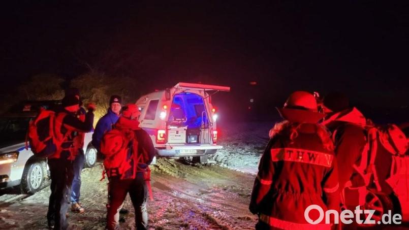 Nachdem ein Rettungswagen sich in der Nähe von Teublitz festgefahren hatte, musste die Bergwacht im Landkreis Schwandorf zur Hilfe kommen. Bild: Margit Güll/exb