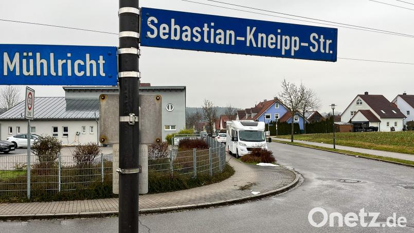 In der Sebastian-Kneipp-Straße in Kümmersbruck wird es auch künftig keinen Zebrastreifen mehr geben. Es gab ihn mal (hinter den Fahrzeugen im Hintergrund), aber im Zuge von Bauarbeiten ist er verschwunden. Bild: Petra Hartl