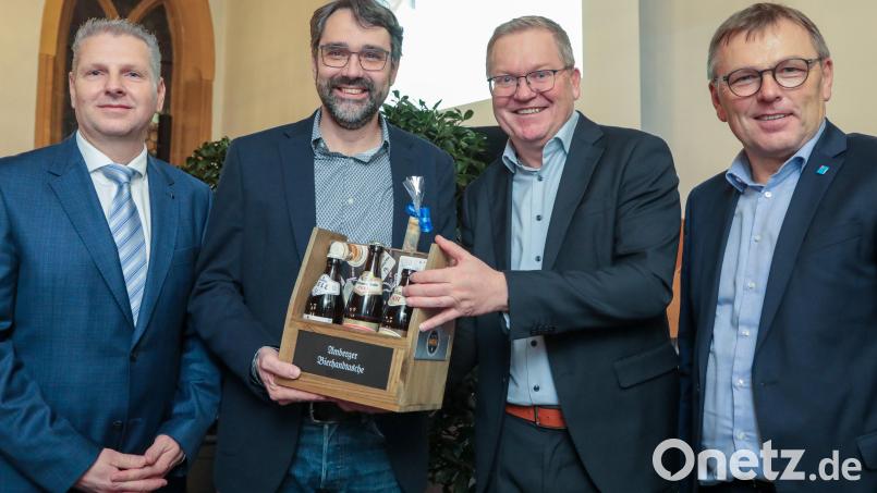 Das Amberger Klinikum hat wieder einen Chefarzt für Chirurgie: Professor Dr. Oliver Stöltzing (links). Oberbürgermeister Michael Cerny (Zweiter von rechts) und Klinikumsleiter Manfred Wendl (rechts) gratulierten ihm und bedankten sich bei Dr. Karel Spacil (Zweiter von links), der die Klinik ein halbes Jahr lang kommissarisch geleitet hat. Bild: Wolfgang Steinbacher