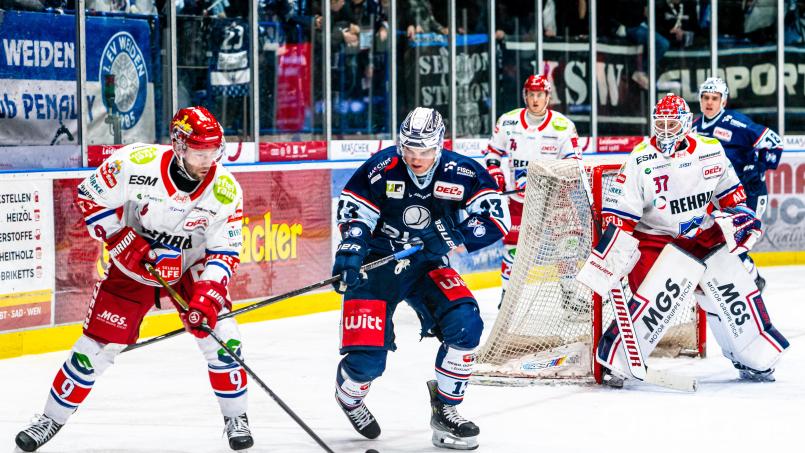 Die Selber Wölfe (weiße Trikots, hier im Derby gegen die Blue Devils) rüsten weiter auf. Vier neue Spieler holte der DEL2-Club allein in den letzten vier Wochen. Bild: Elke Englmaier