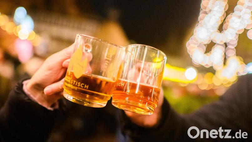 Mmh, Glühwein. Kira Lorenz hat allerdings erstmal genug davon. Bild: Julian Stratenschulte