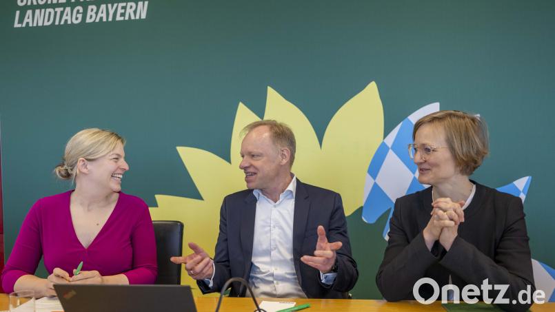 Winterklausur bei den Grünen: Katharina Schulze (von links), Fraktionsvorsitzende von Bündnis 90/Die Grünen im Bayerischen Landtag, Clemens Fuest, Präsident des ifo Instituts, und Franziska Brantner, Bündnis 90/Die Grünen, Parlamentarische Staatssekretärin beim Bundesminister für Wirtschaft und Klimaschutz zu Beginn der Klausur der Grünen-Landtagsfraktion. Bild: Peter Kneffel/dpa