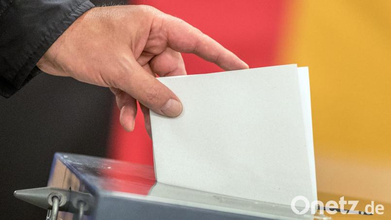 Ein Wähler wirft seinen Stimmzettel in die Wahlurne. Die Schwarzacher sind am 23. Februar zur Urwahl um das Amt des Bürgermeisters aufgerufen. Symbolbild: Michael Kappeler/dpa