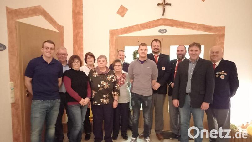 Einige Mitglieder der BRK-Bereitschaft Kirchenthumbach wurden für jahrzehntelange Mitgliedschaft geehrt. Bild: Matthias Kroher