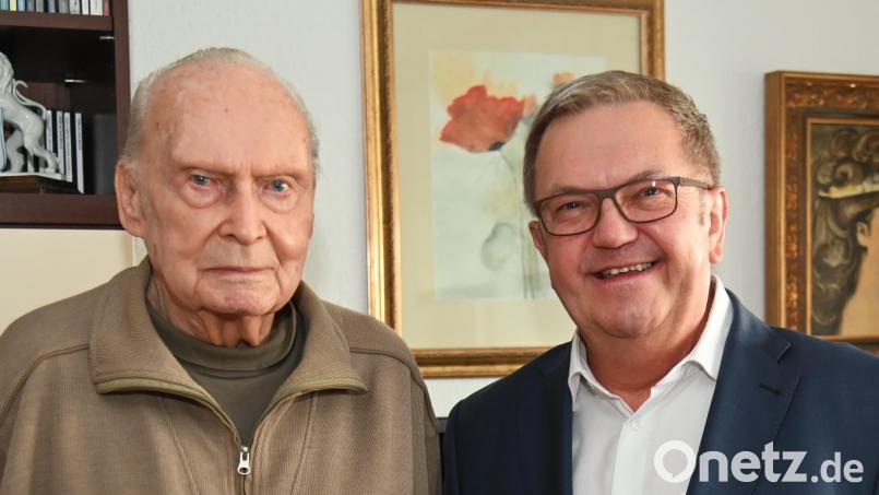 Mit einigen Euro Stadtgeld gratulierte Bürgermeister Martin Preuß (rechts) Manfred Ach zum 90. Geburtstag. Bild: gf
