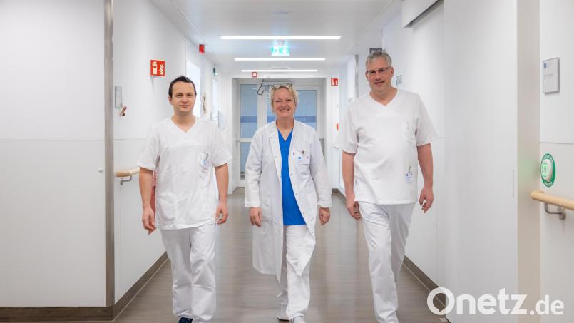 Dejan Lazeski, Chefärztin Dr. Christine Tabken und Dr. Robert Kraft (von links) sind die Spezialisten der Klinik für Gefäßchirurgie des Krankenhauses St. Barbara. Bild: Michael Vogl/exb