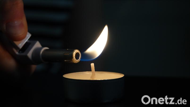Kerzen, Handy-Leuchten oder Taschenlampen waren am Donnerstagabend in Tirschenreuth, Bärnau, Plößberg und anderen Orten gefragt: Dort fiel für mehrere Minuten der Strom aus. Symbolbild: Jessica Lichetzki/dpa