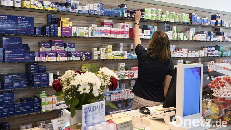 Der Apotheken-Notdienst garantiert, dass wichtige Arzneimittel rund um die Uhr griffbereit sind. Seit 1. Januar gibt es dafür neue Strukturen, die sich auch auf Apotheken und Patienten im Landkreis Schwandorf auswirken. Symbolbild: Jens Kalaene/dpa