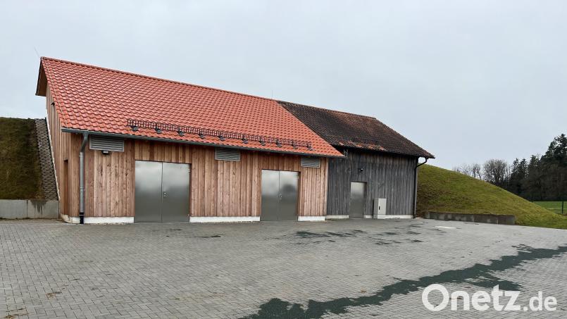 Am Hochbehälter beim Schwimmbad ist eine neue Druckerhöhungsstation für 700.000 Euro errichtet und zwischenzeitlich in Betrieb genommen worden. Die Anlage sorgt für einen stabilen Wasserdruck im gesamten Versorgungsgebiet. Bild: Stefanie Gradl