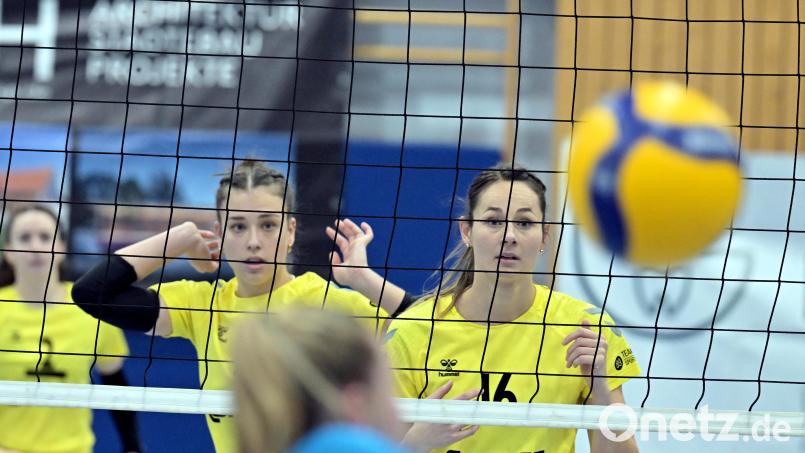 Conny Sollfrank (rechts) und Mira Sperber (links) vom SV Hahnbach. Am Sonntag geht es für die Drittliga-Volleyballerinnen des SVH gegen den VC Olympia Dresden II. Archivbild: Hubert Ziegler