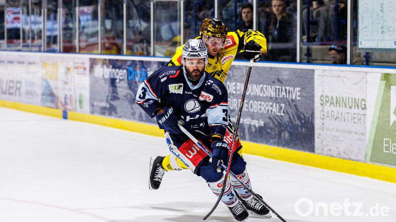 DEL2-Topscorer Max Newton (hinter) ohne Chance gegen den Weidener Tommy Muck. Die Blue Devils schlagen am Freitagabend die Krefeld Pinguine mit 1:0. Bild: Werner Moller