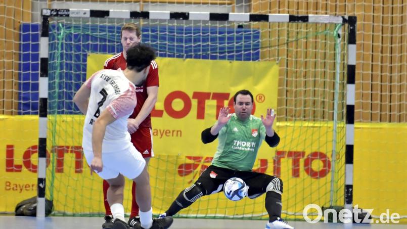 Bei der SpVgg Pfreimd steht wie immer Sebastian Reger (hinten) im Hallen-Tor. Der Futsal-Bezirksmeister des Vorjahres zählt bei der Kreismeisterschaft am Sonntag zu den Favoriten. Archivbild: Hubert Ziegler
