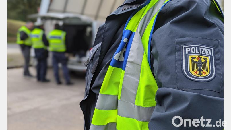 Bei Grenzkontrollen auf der A6 bei Waidhaus haben Beamte der Bundespolizei Waidhaus am Donnerstag drei gesuchte Straftäter festgenommen. Bild: Bundespolizei