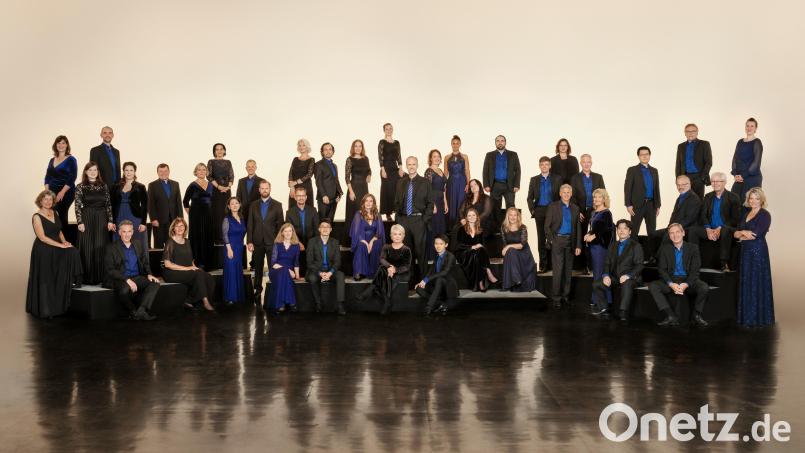 Peter Dijkstra (Bildmitte) und der Chor des Bayerischen Rundfunks bringen Brahms´berühmtes &quot;Deutsches Requiem&quot; in einer ungewöhnlichen Fassung auf die Bühne des Stadttheaters Amberg. Bild: Astrid Ackermann/exb