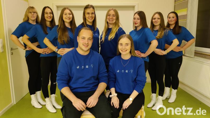 Die Gardemädels Stefanie Rösch, Lena Gebert und Emily Eckl (von links) sowie Anna Reil, Emma Piehler und Lena Zeitler (von rechts) bereiten sich mit ihren Trainerinnen Nicole Rösch, Daniela Fleißner (Mitte) und Theresa Kraus (nicht im Bild) auf die anstehenden Auftritte vor. Auch das Prinzenpaar Anna Bäumler und Stefan Striegl (Mitte) freuen sich bereits riesig auf das Faschingstreiben. Bild: Thomas Beigler/exb