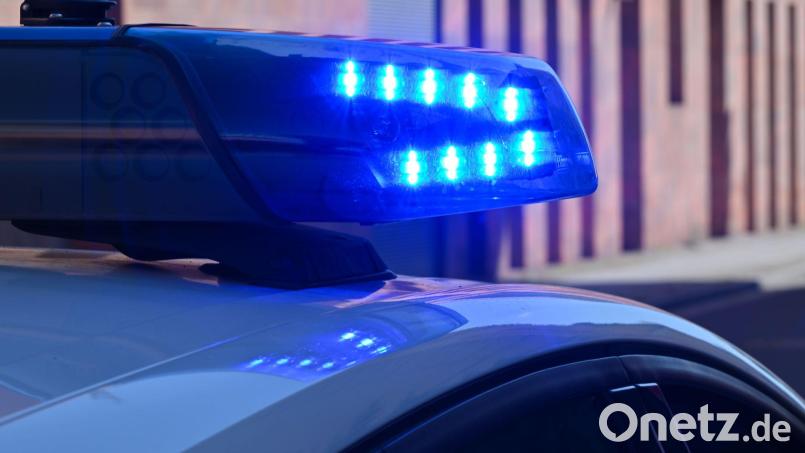 Weil ein Unbekannter in Amberg Reifen aufgestochen hat, ermittelt nun die Polizei. Bild: Patrick Pleul/dpa