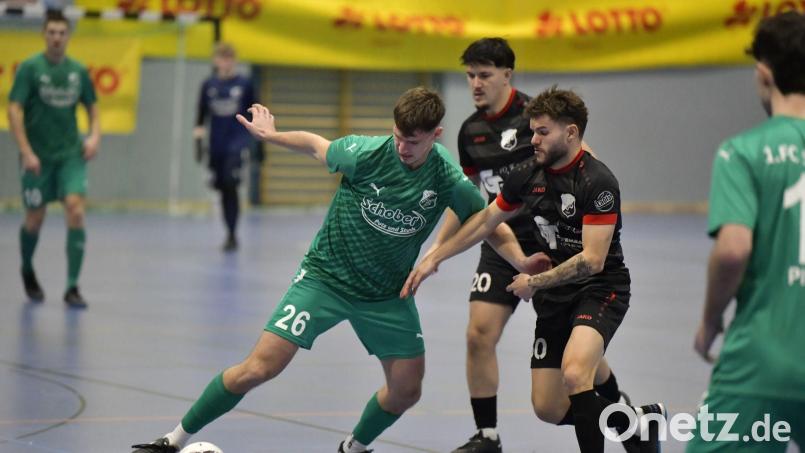 Der 1. FC Schlicht (grüne Trikots) besiegte im Finale den VfB Rothenstadt. Bild: zg