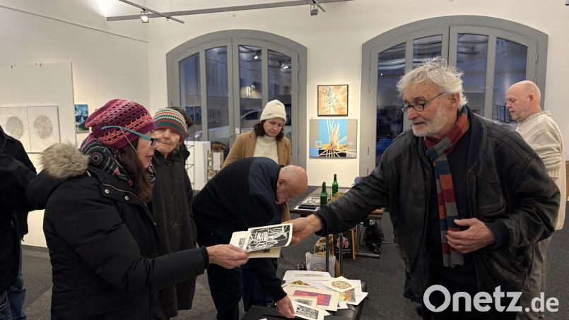 400 Euro erbrachte die Versteigerung von kleinen Kunstwerken während der Jahresausstellung der Gruppe Amberger Künstler. Bild: Hüttner