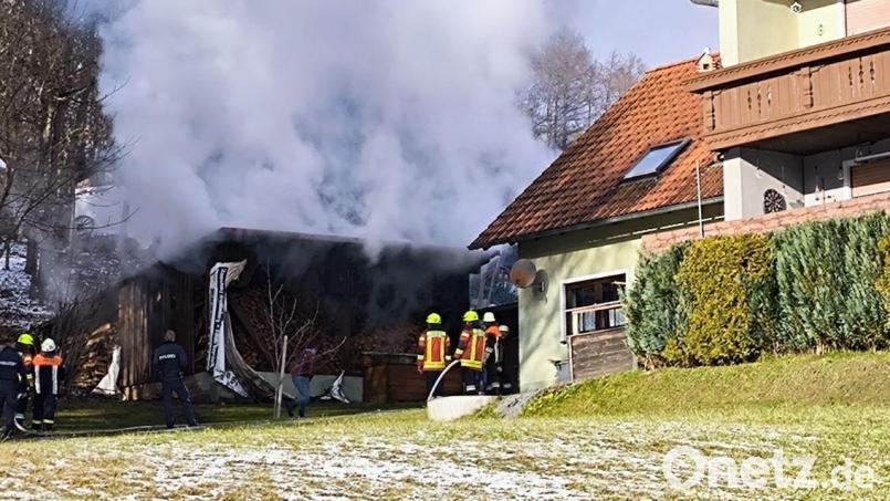 Am Samstagmittag gerät eine Scheune in Wölkersdorf bei Kirchenthumbach in Brand. Bild: jma