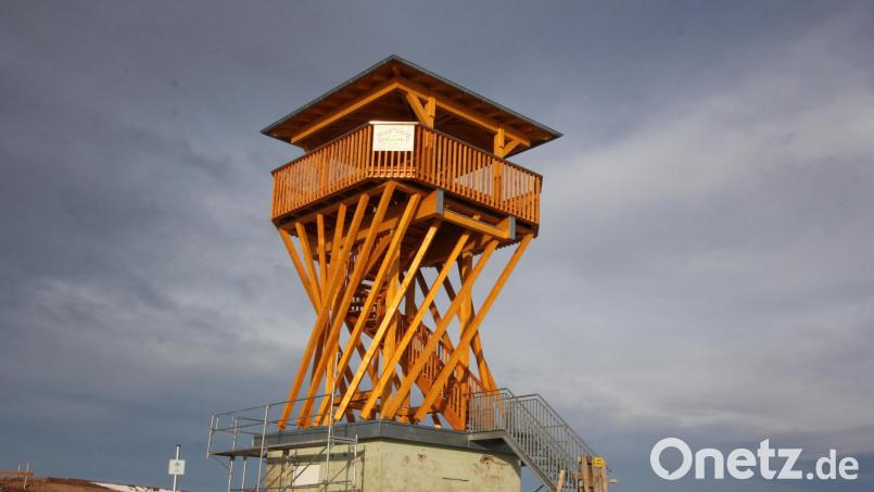 Ein Hingucker ist der neue Aussichtsturm zwischen Griesbach und Asch. Wie verdrehte Mikadostäbe tragen die Stützen die überdachte Plattform. Bild: kro