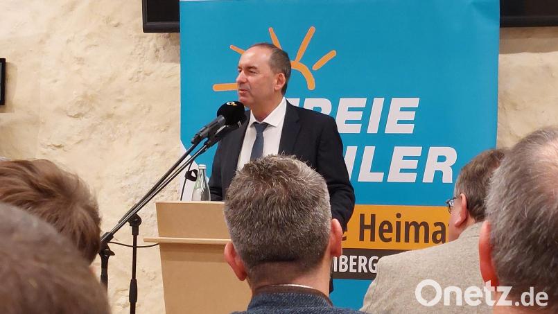 „Meine besten politischen Berater sind die Menschen, mit denen ich nach einer Veranstaltung wie heute noch zusammenstehe und über alles spreche.“ Das sagte Hubert Aiwanger, Chef der Freien Wähler und Bayerns Wirtschaftsminister, beim Neujahrsempfang in Königstein. Bild: mfh