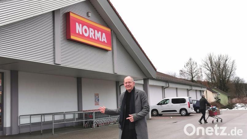 Die Norma in Oberviechtach wird größer. Unternehmer Siegfried Rossmann informiert über die Details der Baumaßnahme. Bild: Portner