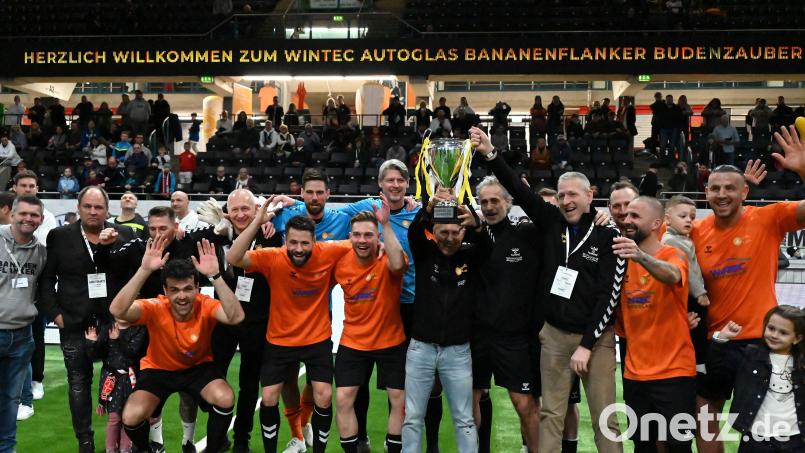 Das Team Balu4Kids mit Kapitän Maurizio Gaudino (Fünfter von rechst= gewann das Bananenflanker-Legendenturnier in Regensburg mit einem Sieg gegen die SpVgg Greuther Fürth. Bild: dme