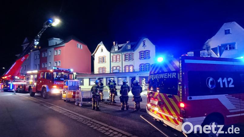 Einsatzkräfte von Feuerwehr, Rettungsdienst und Polizei rückten am späten Samstagnachmittag in die Bahnhofstraße in Tirschenreuth aus. Zuvor war eine starke Rauchentwicklung in einer Wohnung gemeldet worden. Bild: nic