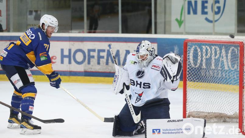 Der Weidener Goalie Marco Wölfl (rechts) blieb auch in der Lausitz ohne Gegentor. Die Devils siegten bei den Füchsen mit 4:0. Bild: Thomas Heide