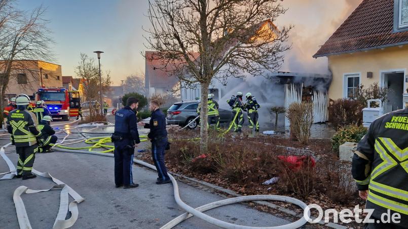 Für kurze Zeit bestand die Gefahr, der Brand könne auch auf das Nachbarhaus übergreifen. Bild: mab