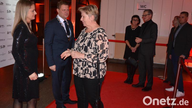 Bürgermeister Stefan Grillmeier (Zweiter von links) und Ehefrau Andrea (links) begrüßten alle Gäste des Neujahrsempfangs per Handschlag auf dem roten Teppich. Bild: jr