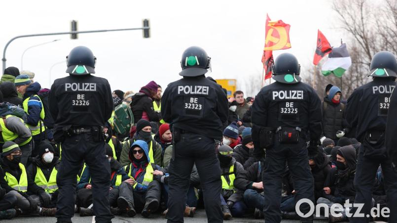 Die Polizei war in Riesa mit einem Großaufgebot vor Ort (Archivbild). Bild: Jan Woitas/dpa