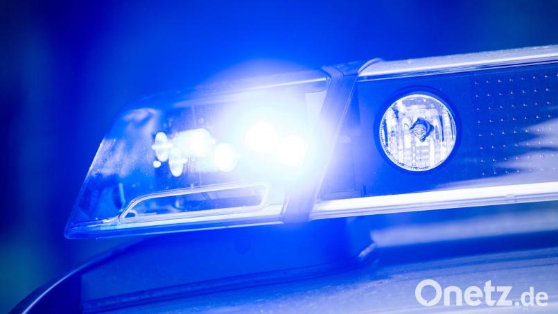 Im Zuge einer Fahrzeugkontrolle bei Mitterteich stießen Polizeibeamte auf einen offenen Haftbefehl gegen einen der Insassen. Symbolbild: Lino Mirgeler/dpa