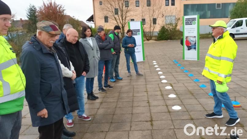Das Bild zeigt angehende Moderatoren der Verkehrswacht, die sich zielgerichtet und langfristig um eine spezielle Altersgruppe kümmern wollen. Dafür bekommen sie eine spezielle Ausbildung. Bild: Helmut Kramer/exb