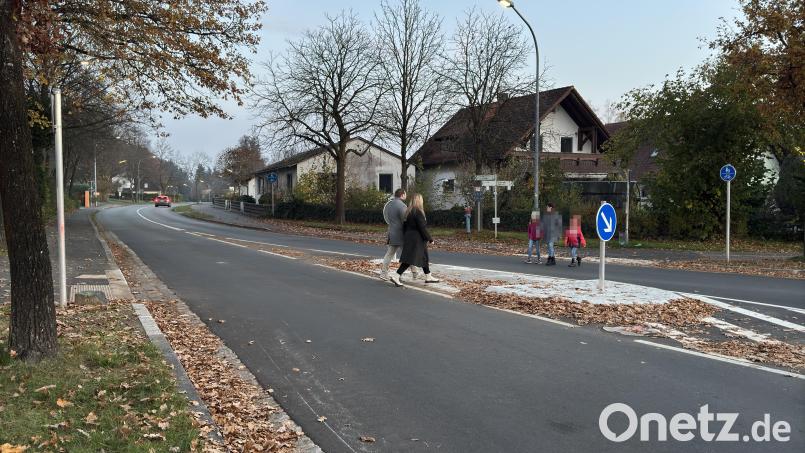 Unter anderem in der Felsmühlstraße in Grafenwöhr gibt es nun Querungshilfen für Fußgänger. Bild: Barbara Hößl-Bauer