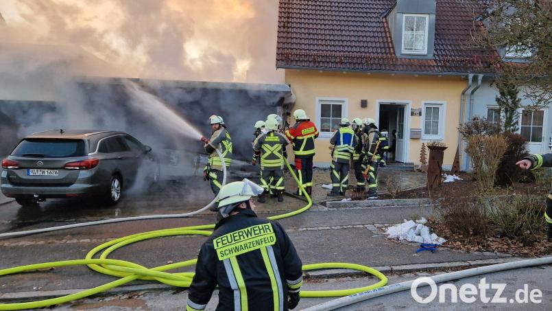 Der Feuerwehr gelang es, ein Übergreifen des Brandes auf das Wohnhaus zu verhindern. Bild: mab